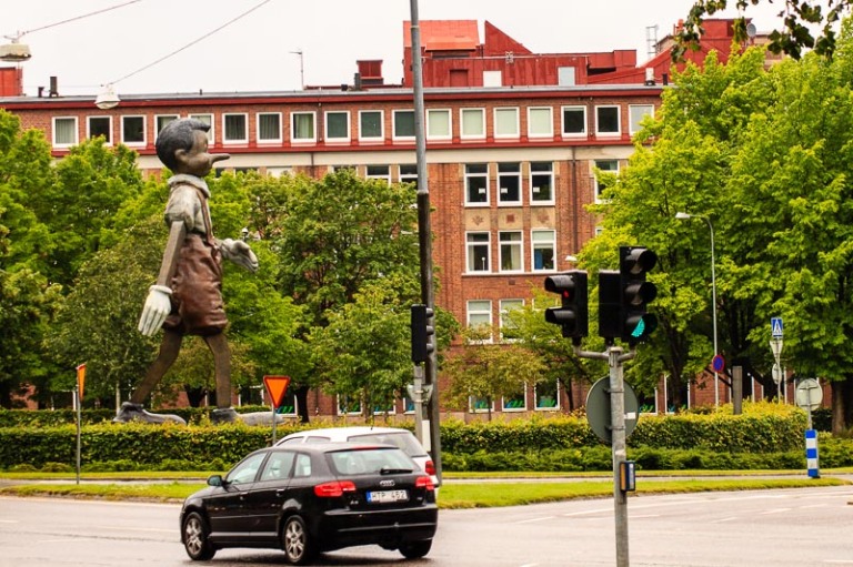 Pinochio is walking to Borås, 6 meter tall statue by Jim Dine. 