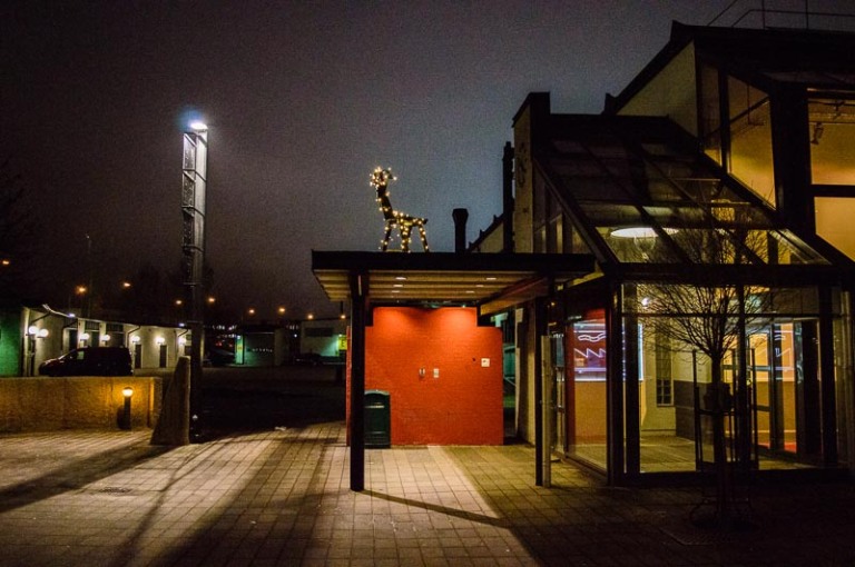 I went searchin for Christmas lights at Viskastarndsgymnasiet and found a lighted Christmas goat on their roof.